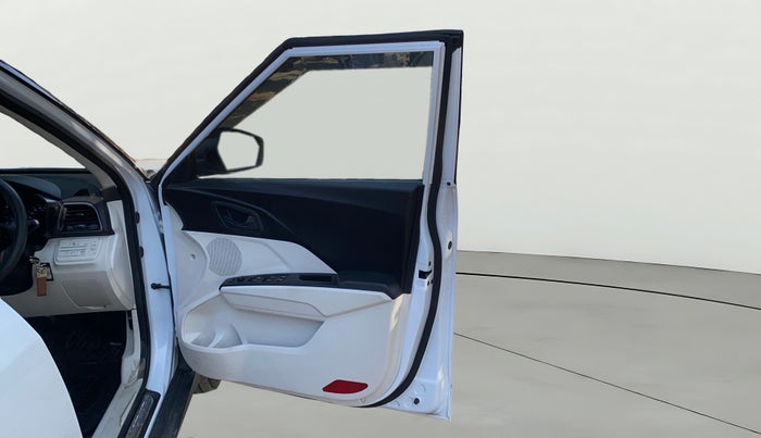 2024 Mahindra XUV 3XO MX3 Pro 1.2 L TCMPFi, Petrol, Manual, 15,478 km, RHS Front Door