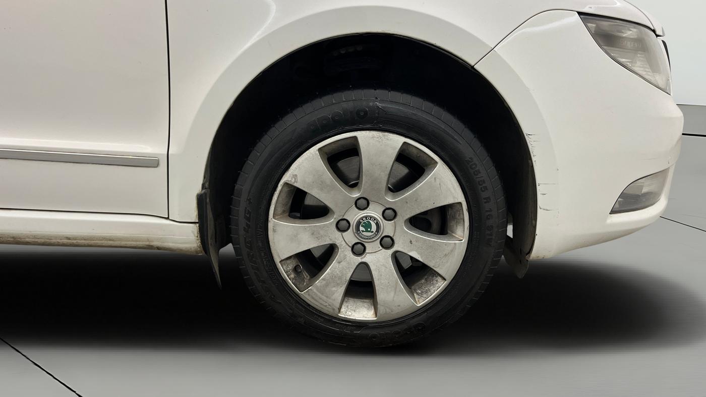 2013 Skoda Superb ELEGANCE 1.8 TSI AT, Petrol, Automatic, 73,637 km, Right Front Wheel