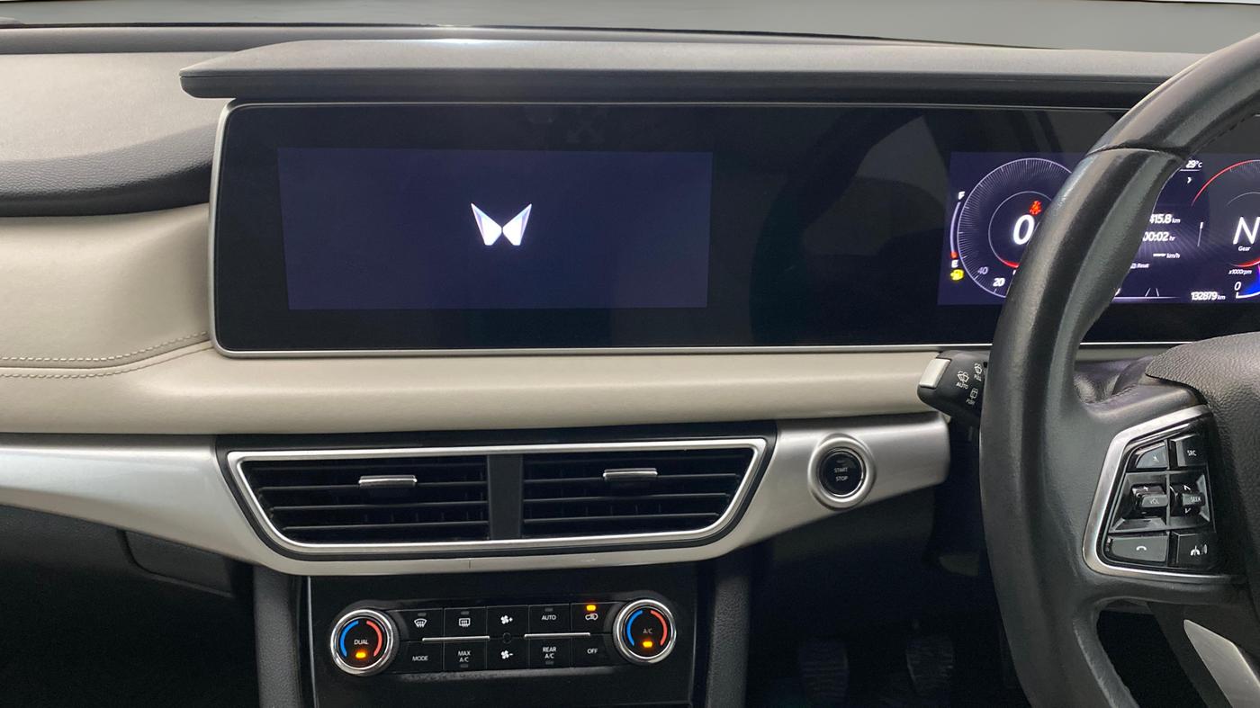 2021 Mahindra XUV700 AX 7 P MT 7 STR, Petrol, Manual, 1,32,878 km, Air Conditioner