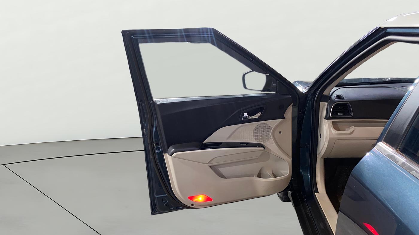 2021 Mahindra XUV300 W8 (O) 1.5 DIESEL AMT DUAL TONE, Diesel, Automatic, 43,432 km, LHS Front Door