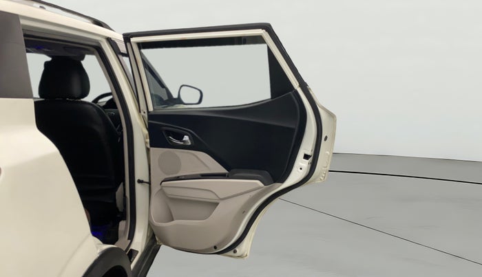 2021 Mahindra XUV300 W8 (O) 1.5 DIESEL AMT, Diesel, Automatic, 1,06,183 km, RHS Rear Door