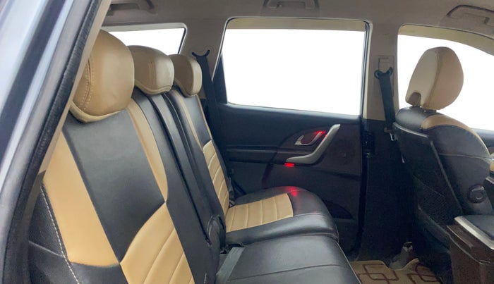 2014 Mahindra XUV500 W8, Diesel, Manual, 1,21,366 km, Right Side Rear Door Cabin