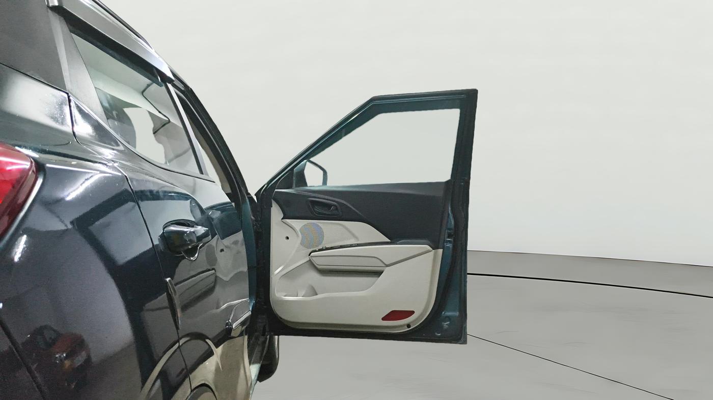 2023 Mahindra XUV300 W6 1.2 PETROL, Petrol, Manual, 36,754 km, RHS Front Door