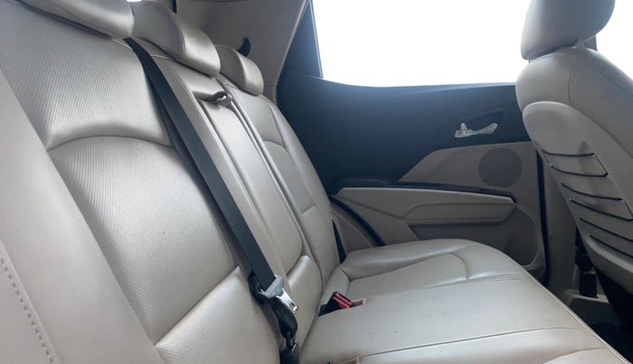 2019 Mahindra XUV300 W8 (O) 1.5 DIESEL AMT, Diesel, Automatic, 1,23,093 km, Right Side Rear Door Cabin