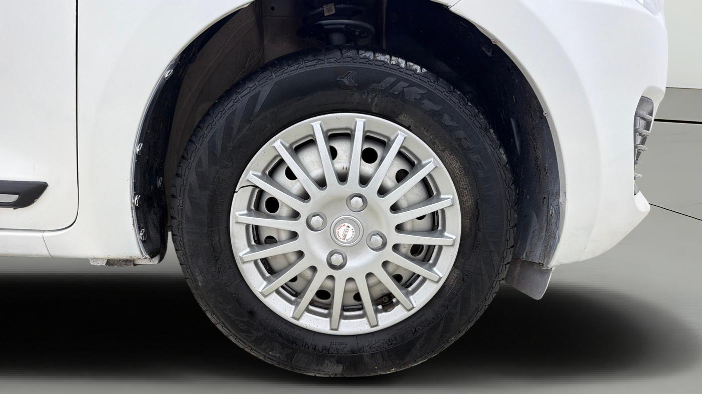 2022 Maruti Swift LXI, Petrol, Manual, 38,115 km, Right Front Wheel
