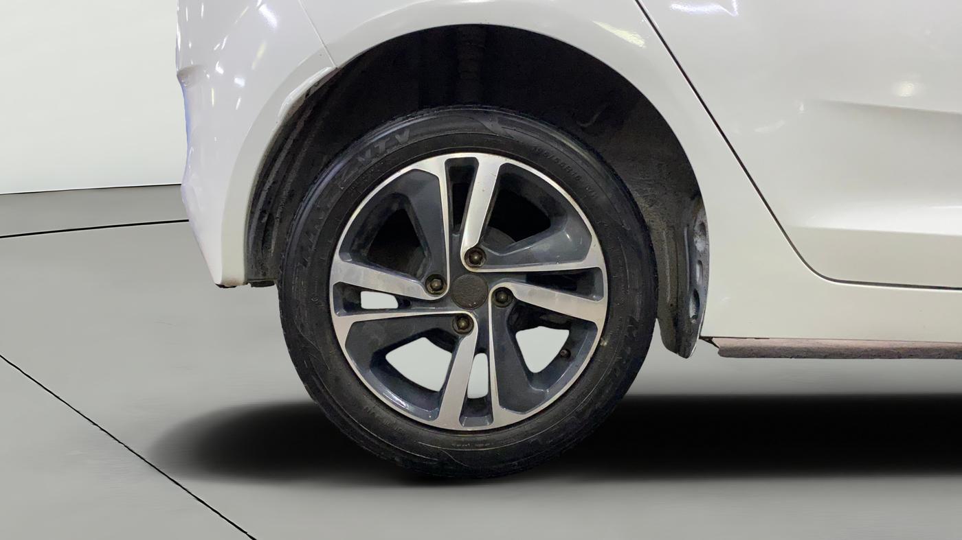 2021 Tata ALTROZ XZ PETROL, Petrol, Manual, 26,111 km, Right Rear Wheel