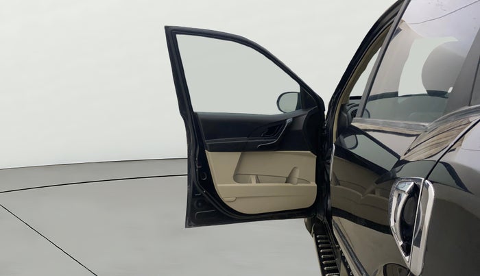 2016 Mahindra XUV500 W4, Diesel, Manual, 1,25,455 km, LHS Front Door