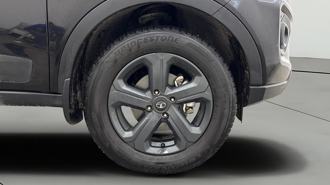 2022 Tata NEXON XZA PLUS (PREMIUM) PETROL DARK EDITION, Petrol, Automatic, 25,856 km, Right Front Wheel
