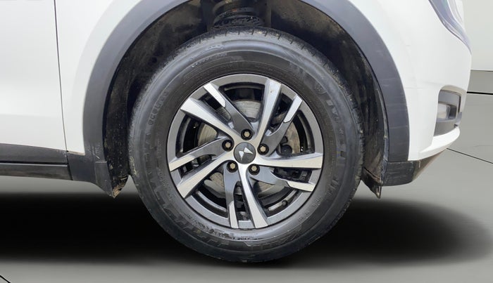 2023 Mahindra XUV700 AX 5 P MT 5 STR, Petrol, Manual, 26,910 km, Right Front Wheel