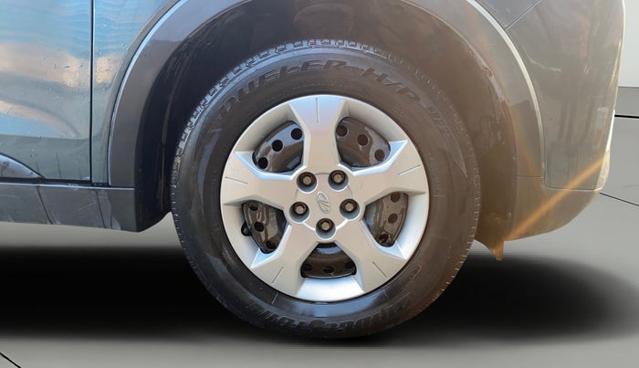 2020 Mahindra XUV300 W6 1.2 PETROL, Petrol, Manual, 57,600 km, Right Front Wheel