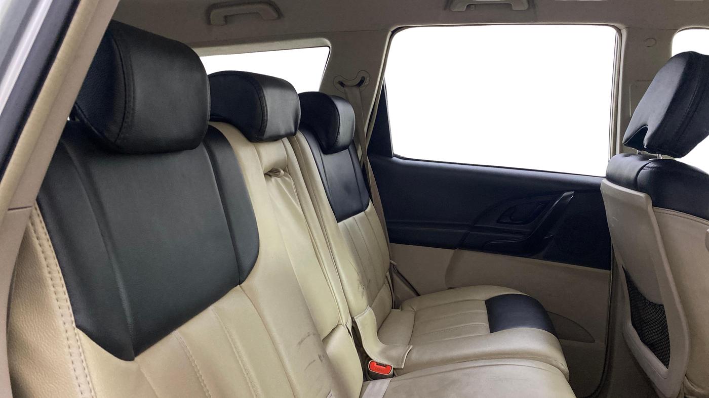 2017 Mahindra XUV500 W4, Diesel, Manual, 1,02,257 km, Right Side Rear Door Cabin
