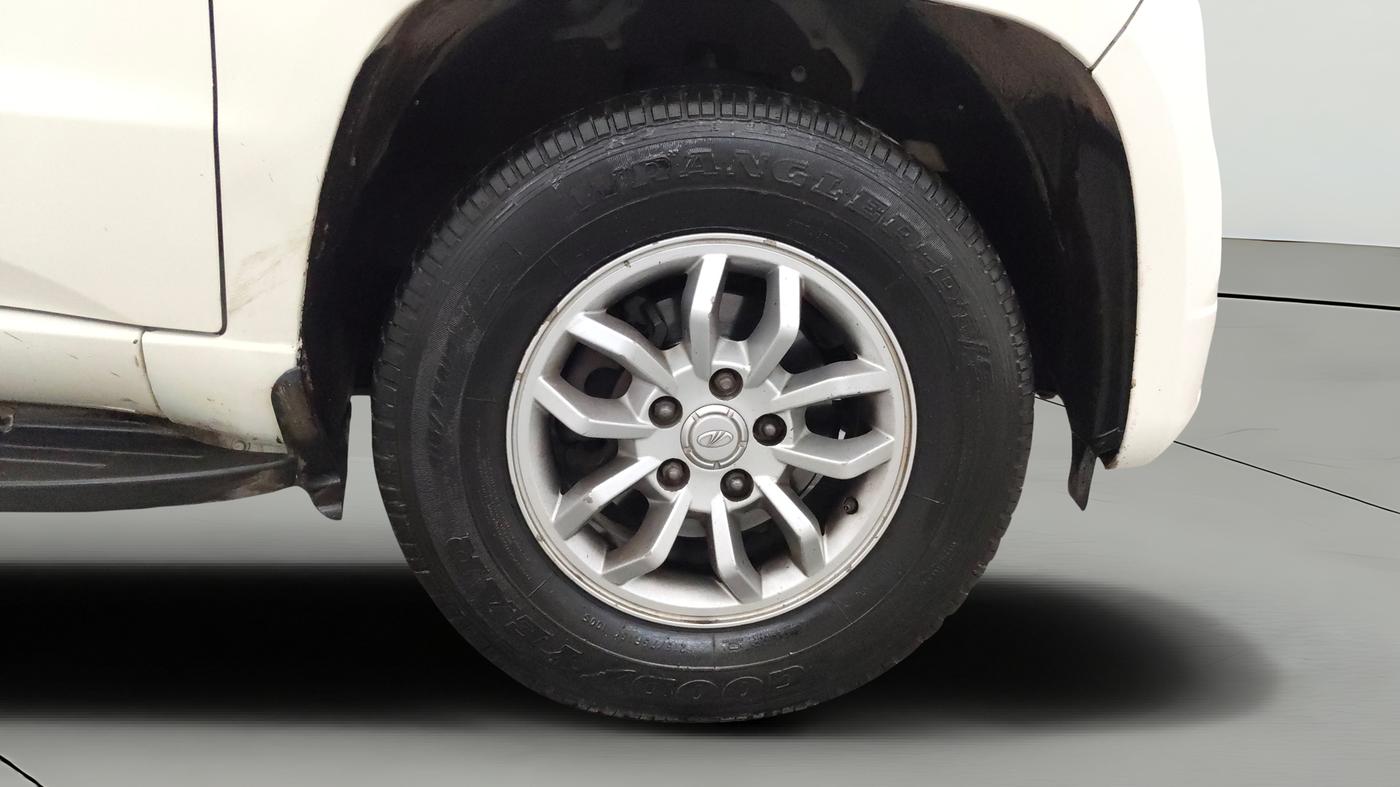 2016 Mahindra TUV300 T8, Diesel, Manual, 1,12,896 km, Right Front Wheel