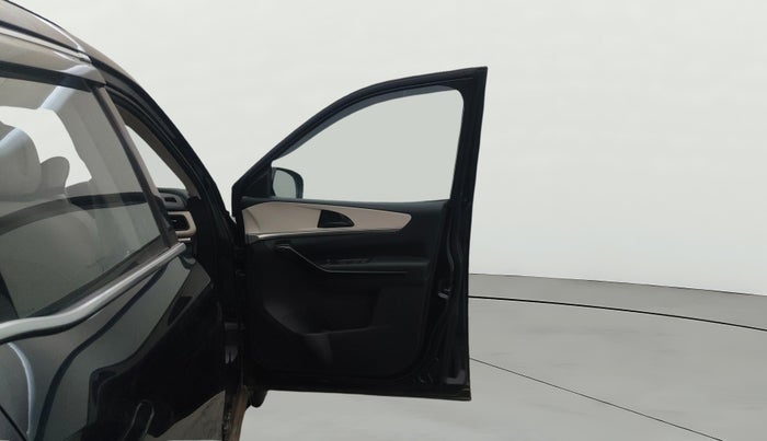 2023 Mahindra XUV700 AX 5 P MT 7 STR, Petrol, Manual, 13,935 km, RHS Front Door