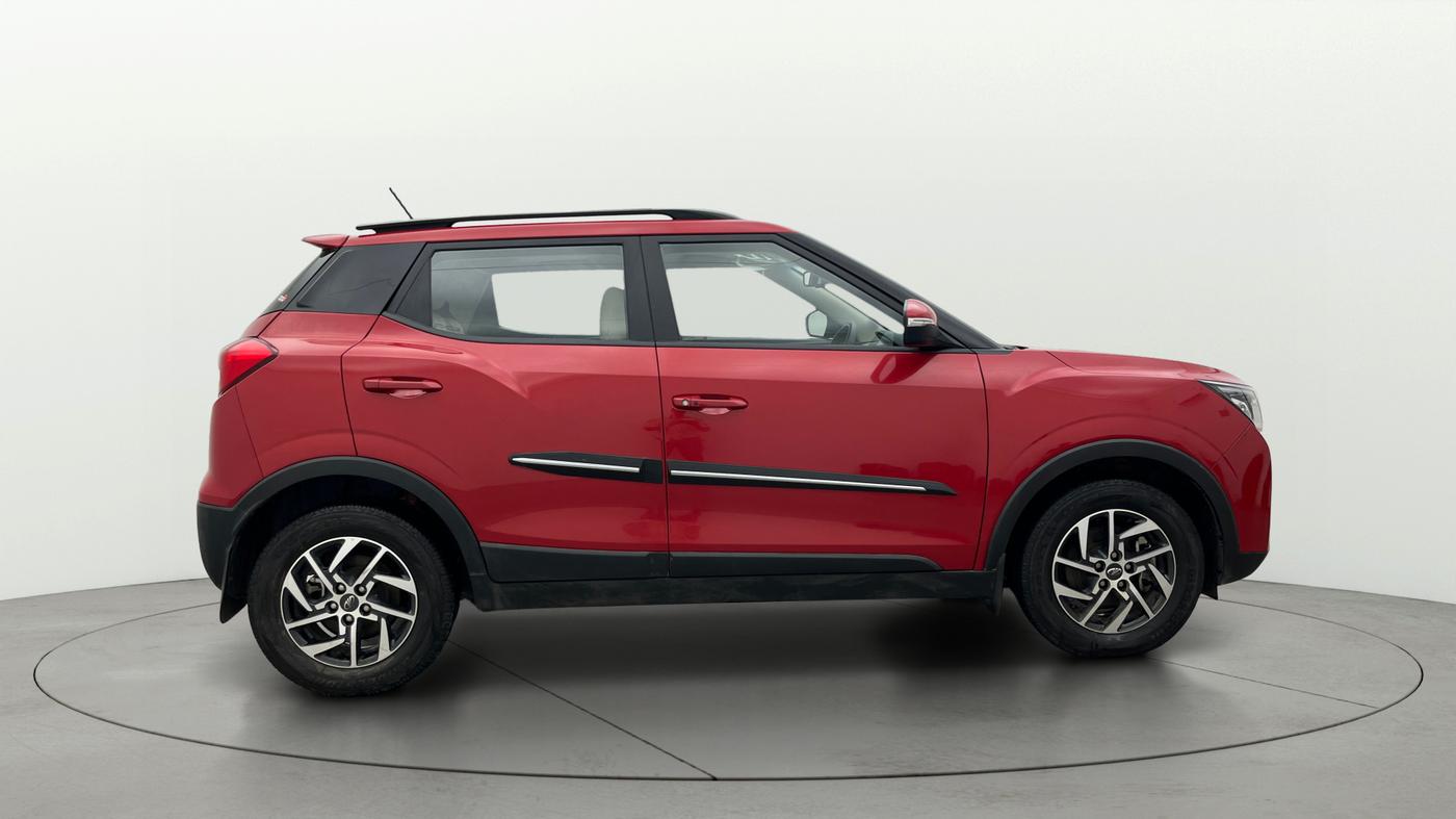 2022 Mahindra XUV300 W8 (O) 1.2 PETROL, Petrol, Manual, 20,984 km, Right Side View