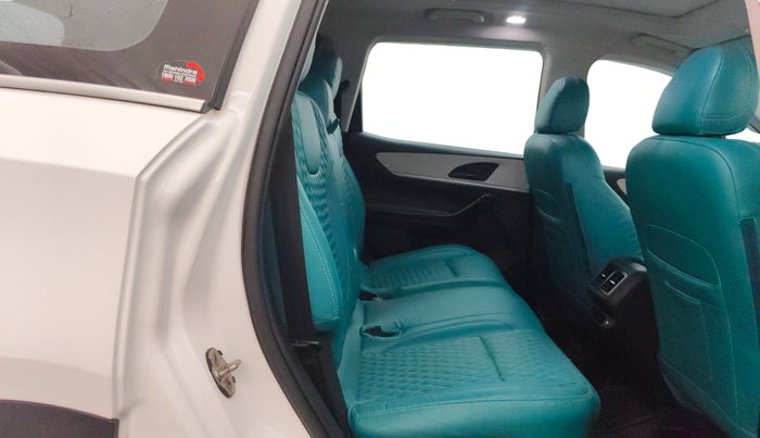 2022 Mahindra XUV700 AX 5 D AT 7 STR, Diesel, Automatic, 77,516 km, Right Side Rear Door Cabin