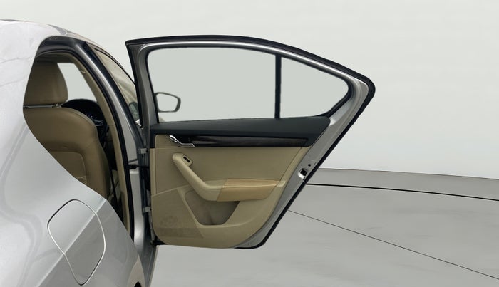 2016 Skoda Octavia STYLE PLUS AT 1.8 TSI, Petrol, Automatic, 94,300 km, RHS Rear Door