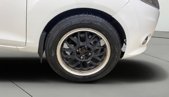 2013 Ford Fiesta STYLE DIESEL, Diesel, Manual, 1,23,128 km, Right Front Wheel