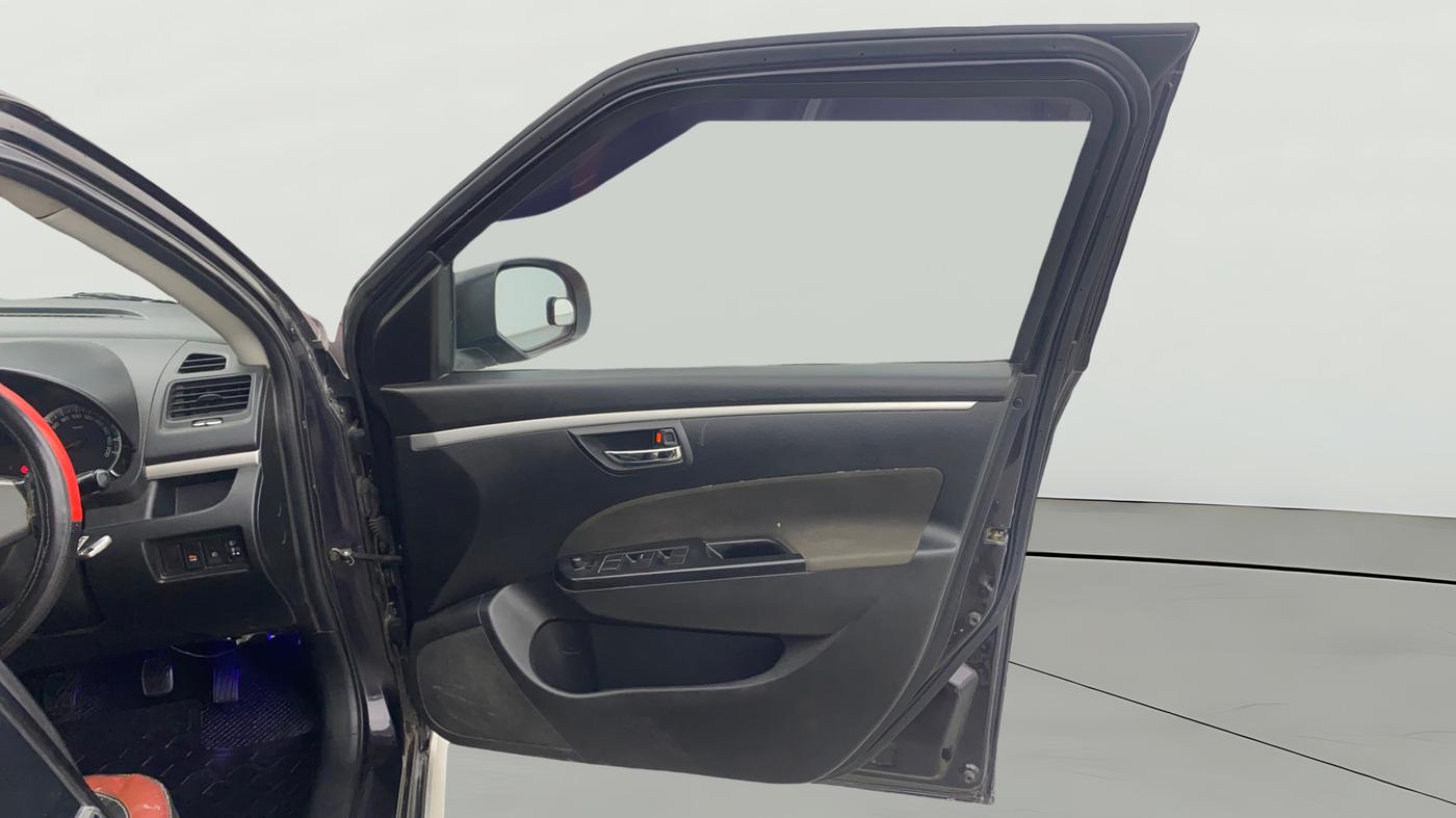 2017 Maruti Swift VXI, Petrol, Manual, 96,277 km, RHS Front Door