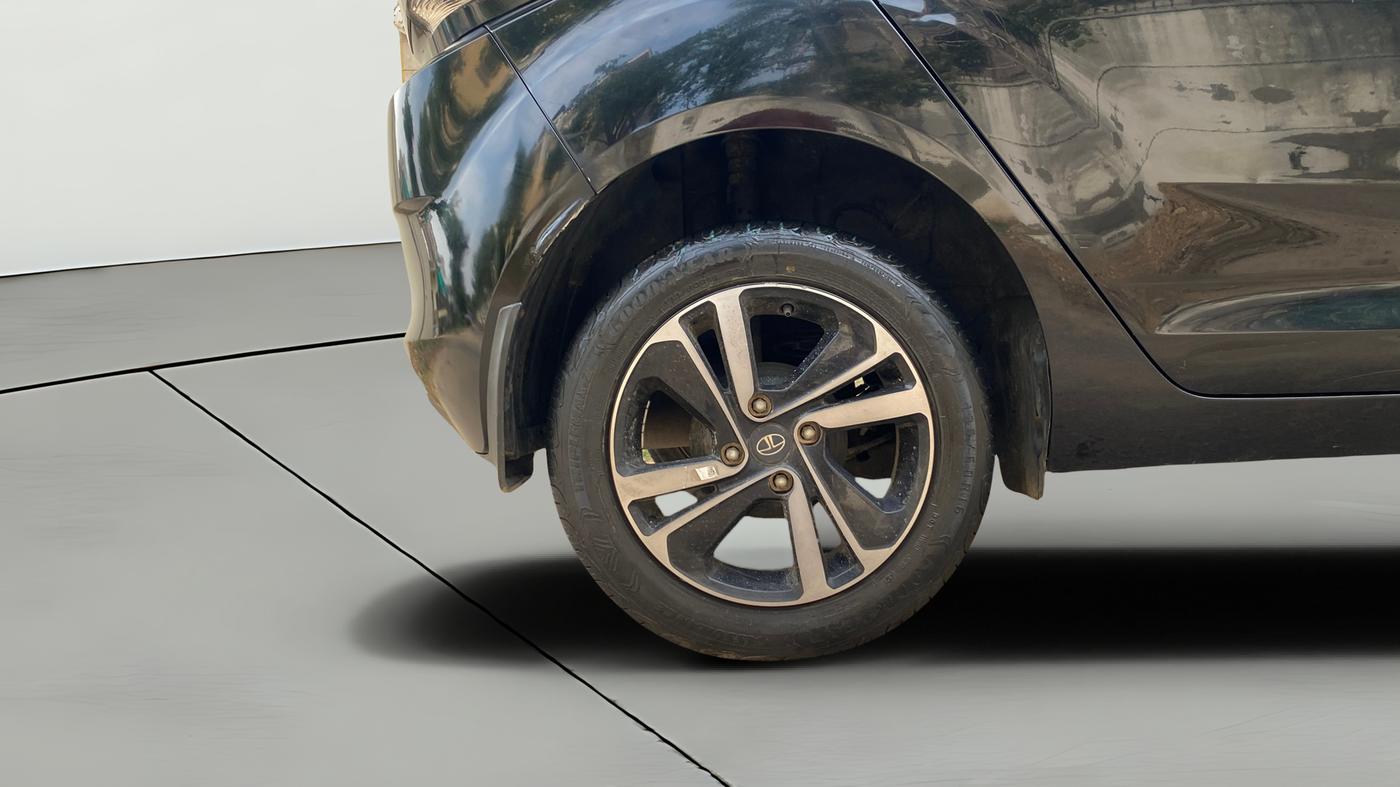2022 Tata ALTROZ XZA PLUS DARK EDTION, Petrol, Automatic, 26,332 km, Right Rear Wheel