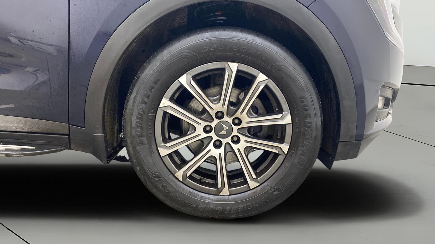 2023 Mahindra XUV700 AX 7 LUXURY P AT 7 STR, Petrol, Automatic, 36,034 km, Right Front Wheel
