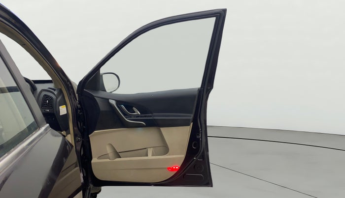 2017 Mahindra XUV500 W10 AT, Diesel, Automatic, 90,254 km, RHS Front Door