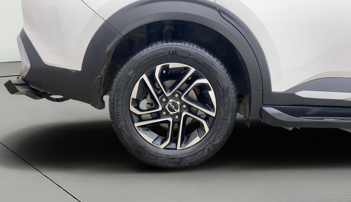 2022 KIA CARENS LUXURY PLUS 1.5 DIESEL AT 7 STR, Diesel, Automatic, 1,22,983 km, Right Rear Wheel