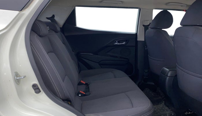 2023 Mahindra XUV300 W8 1.2 PETROL, Petrol, Manual, 28,371 km, Right Side Rear Door Cabin