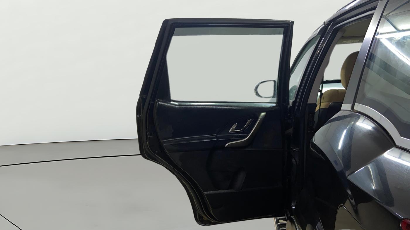2019 Mahindra XUV500 W7, Diesel, Manual, 1,03,090 km, LHS Rear Door