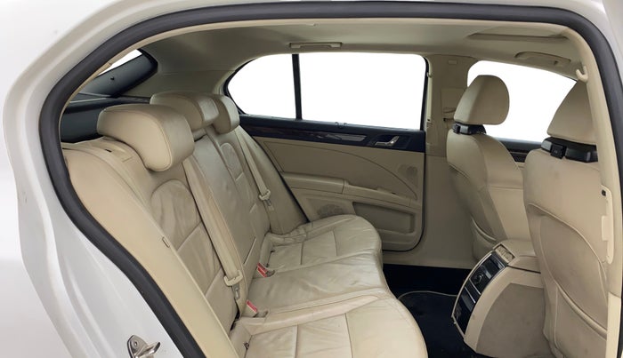 2014 Skoda Superb ELEGANCE 1.8 TSI AT, Petrol, Automatic, 64,620 km, Right Side Rear Door Cabin