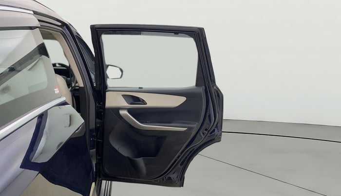 2023 Mahindra XUV700 MX P MT 5 STR, Petrol, Manual, 50,592 km, RHS Rear Door