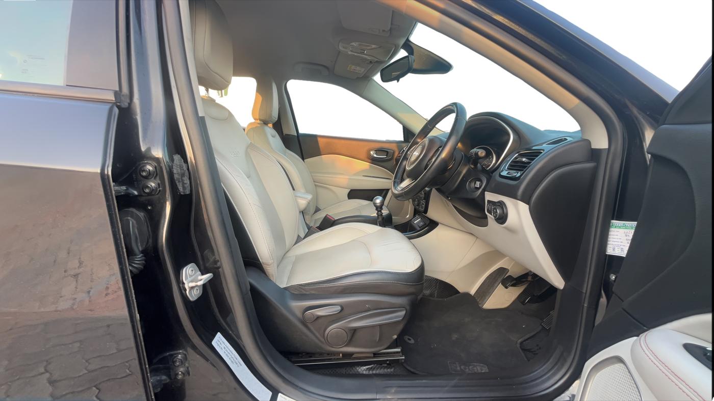 2018 Jeep Compass LIMITED 2.0 DIESEL, Diesel, Manual, 1,06,555 km, Right Side Front Door Cabin
