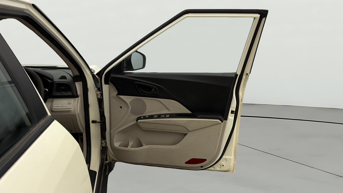 2022 Mahindra XUV300 W6 1.2 PETROL AMT, Petrol, Automatic, 1,14,527 km, RHS Front Door