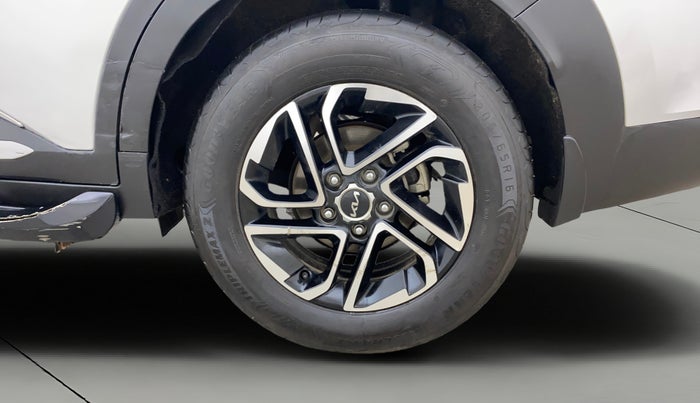 2022 KIA CARENS LUXURY PLUS 1.4 PETROL 6 STR, Petrol, Manual, 80,093 km, Left Rear Wheel