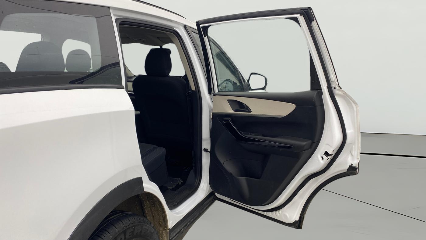 2024 Mahindra XUV700 AX 5 D AT 5 STR, Diesel, Automatic, 28,225 km, RHS Rear Door