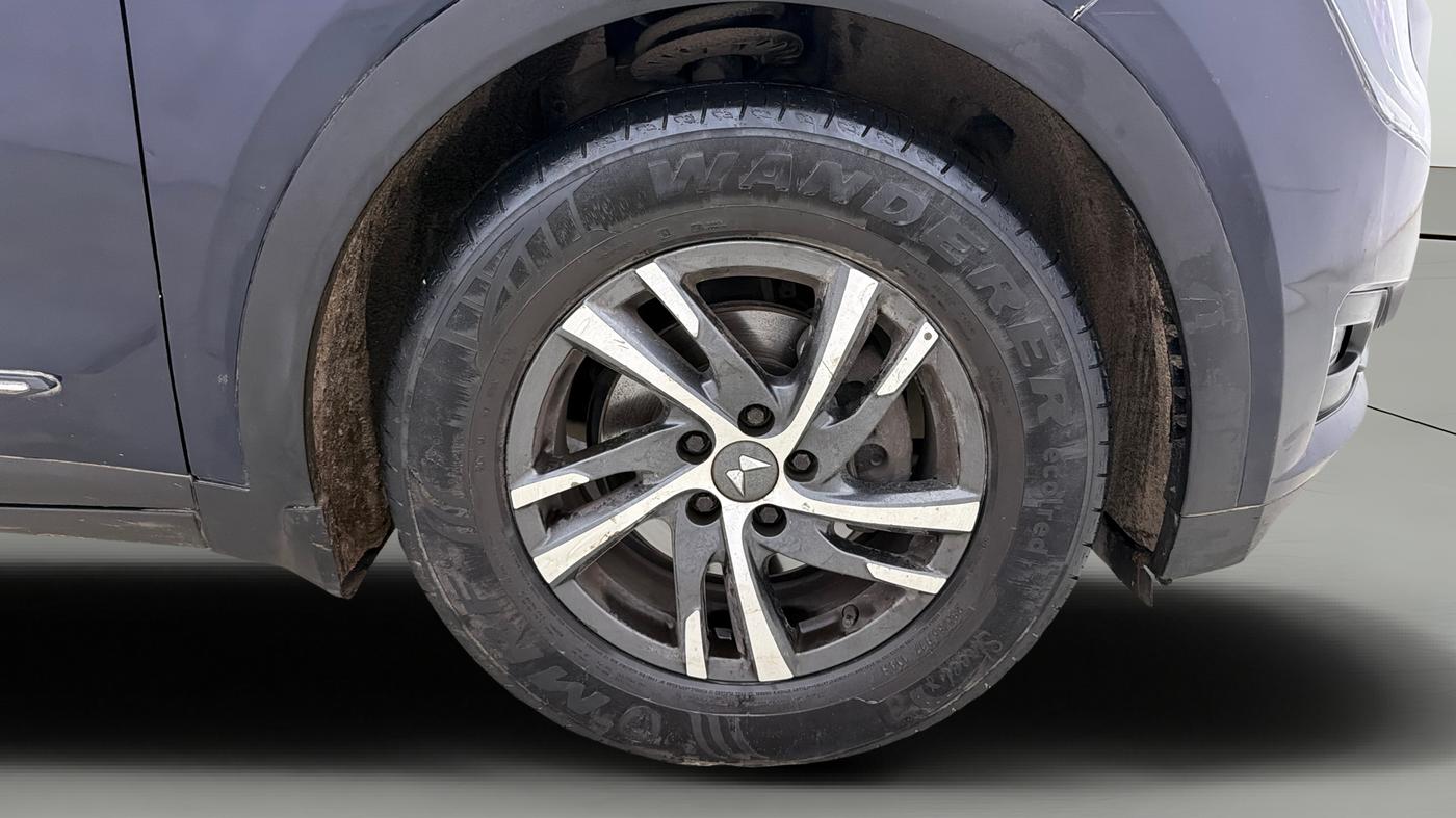 2022 Mahindra XUV700 AX 5 P AT 5 STR, Petrol, Automatic, 72,490 km, Right Front Wheel