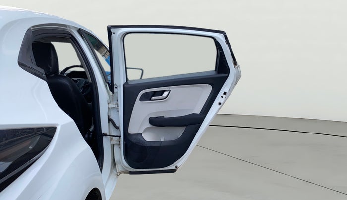 2024 Tata ALTROZ XZA + SUNROOF, Petrol, Automatic, 5,572 km, RHS Rear Door