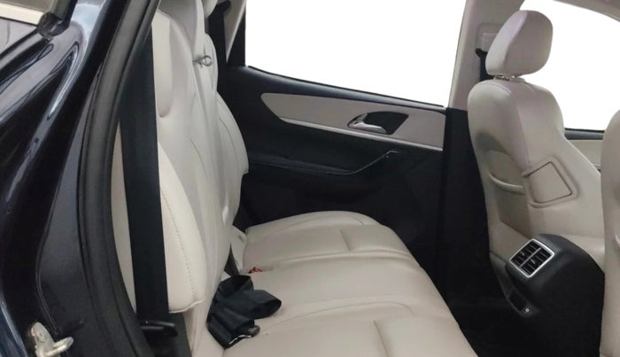 2022 Mahindra XUV700 AX 7 P MT 7 STR, Petrol, Manual, 31,275 km, Right Side Rear Door Cabin