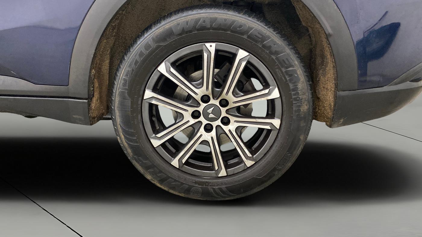 2022 Mahindra XUV700 AX 7 P AT 7 STR, Petrol, Automatic, 62,111 km, Left Rear Wheel