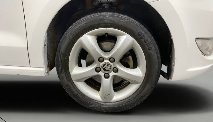 2014 Skoda Rapid AMBITION 1.6 MPI MT PLUS, Petrol, Manual, 1,04,953 km, Right Front Wheel