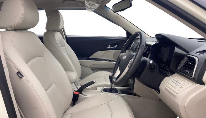 2022 Mahindra XUV300 W8 (O) 1.2 PETROL AMT, Petrol, Automatic, 18,872 km, Right Side Front Door Cabin
