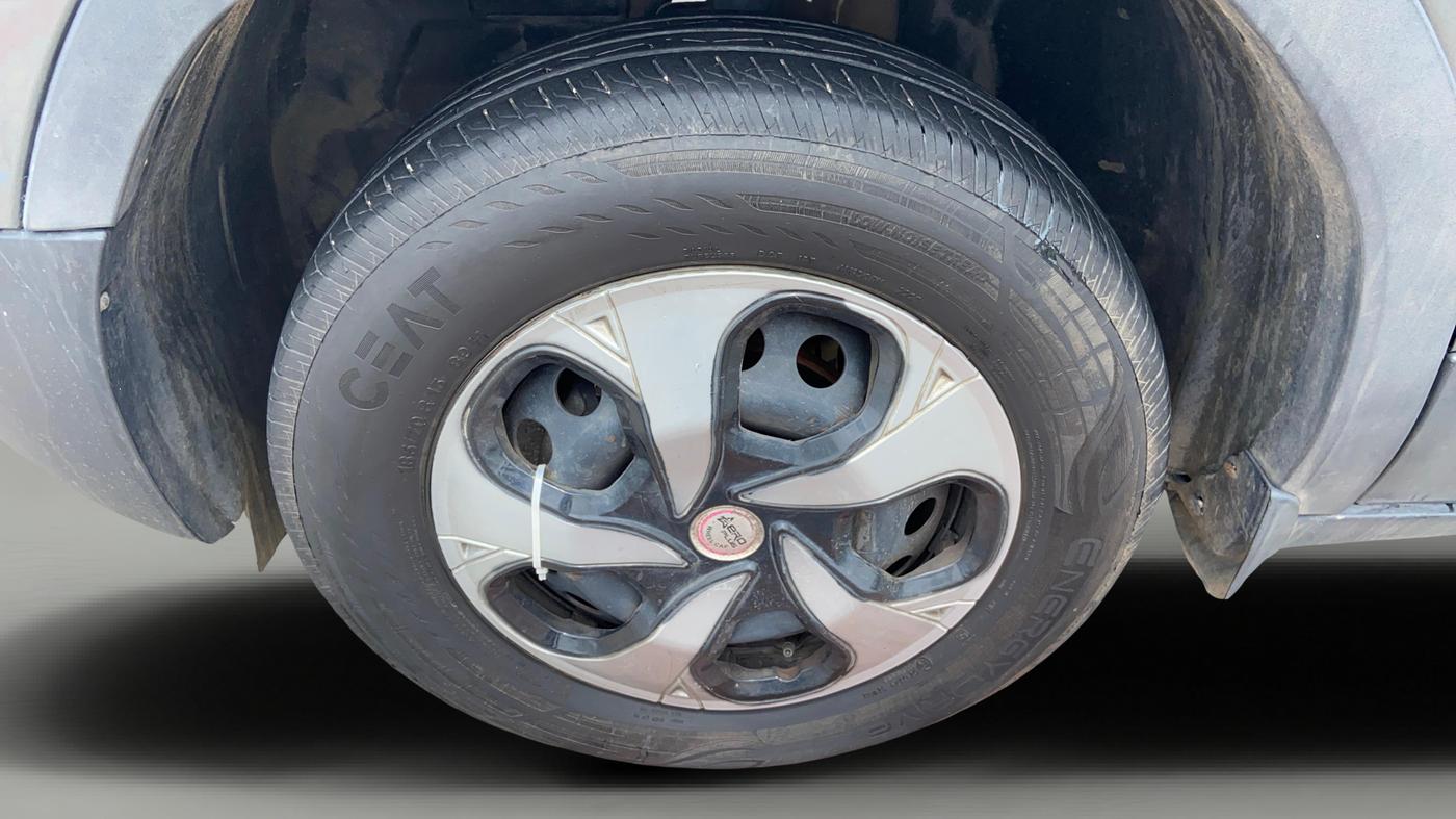 2025 Tata PUNCH PURE MT, Petrol, Manual, 34,594 km, Left Front Wheel