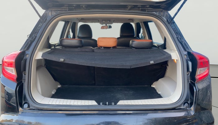 2020 Mahindra XUV300 W8 1.5 DIESEL, Diesel, Manual, 1,04,106 km, Boot Open Zoomed View