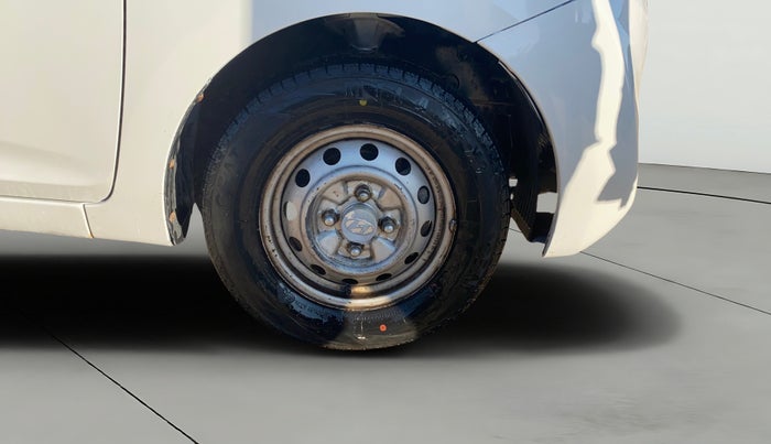 2017 Hyundai Eon ERA +, CNG, Manual, 1,10,540 km, Right Front Wheel