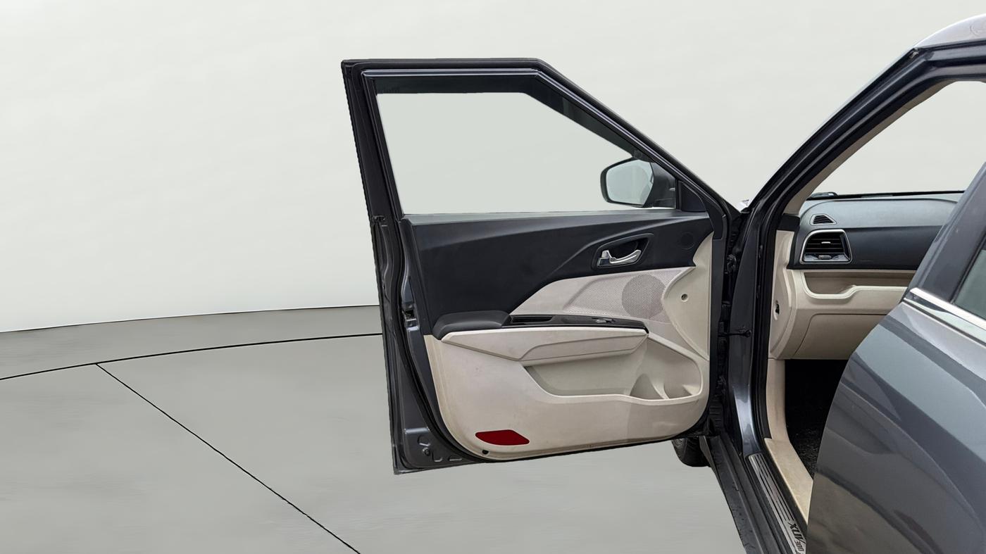 2021 Mahindra XUV300 W8 (O) 1.5 DIESEL, Diesel, Manual, 56,185 km, LHS Front Door