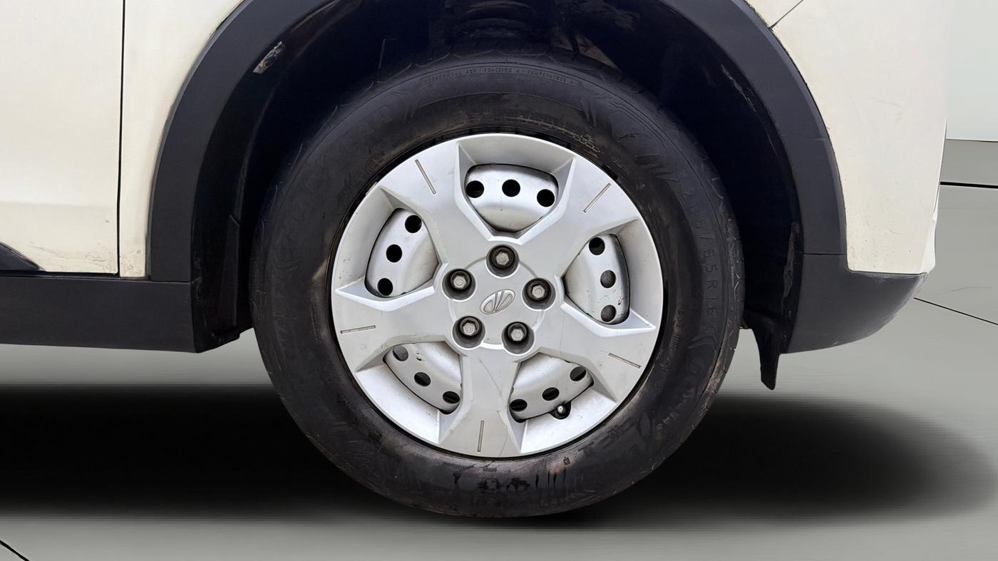 2019 Mahindra XUV300 W6 1.2 PETROL, Petrol, Manual, 78,347 km, Right Front Wheel