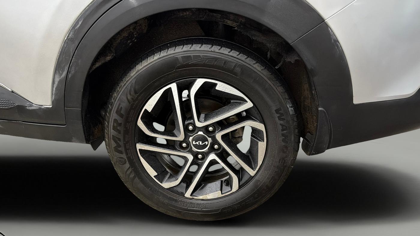 2022 KIA CARENS PRESTIGE PLUS 1.5 DIESEL 7 STR, Diesel, Manual, 1,08,459 km, Left Rear Wheel