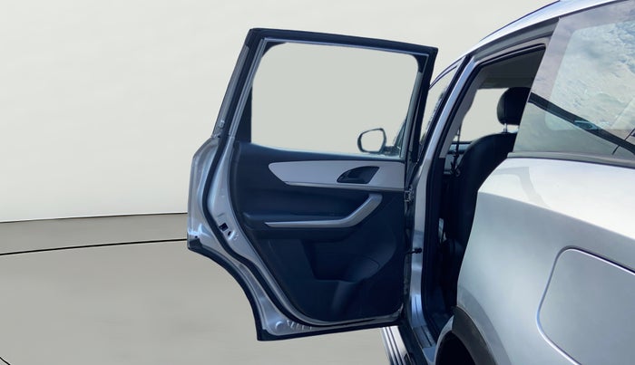 2021 Mahindra XUV700 AX 3 P AT 5 STR, Petrol, Automatic, 50,006 km, LHS Rear Door