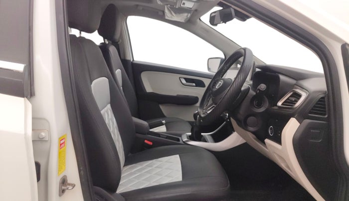 2023 Tata ALTROZ XZ PLUS O SUNROOF CNG, CNG, Manual, 19,101 km, Right Side Front Door Cabin