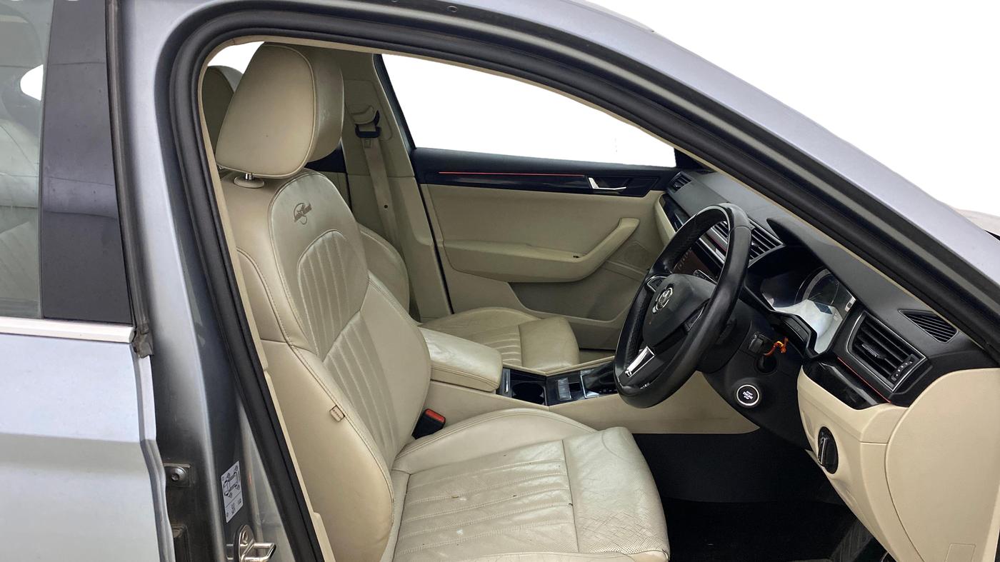 2018 Skoda Superb L&K 1.8 TSI AT, Petrol, Automatic, 70,106 km, Right Side Front Door Cabin