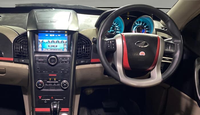 2017 Mahindra XUV500 G AT, Petrol, Automatic, 33,108 km, Steering Wheel Close Up